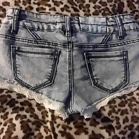 Blue jean shorts with lace - Picture 3 of 3